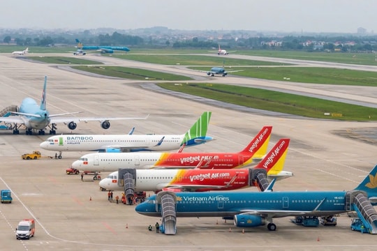 Vé máy bay, tàu dịp 30/4 tăng mạnh, nhiều chặng chạm trần