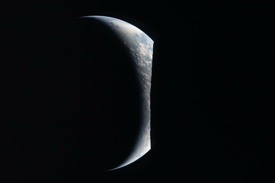 Cảnh 'Trái Đất mọc' chụp bởi phi hành đoàn Artemis II