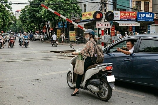 Tài xế ôtô hét vào mặt tôi vì dừng xe khi rào chắn đường sắt chưa hạ
