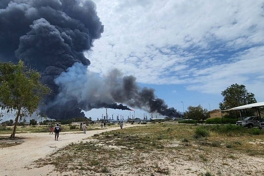 Cơ sở lọc dầu bị tấn công, Iran phóng tên lửa vào các nước vùng Vịnh