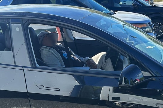 Tài xế say rượu bất tỉnh, ôtô tự lái