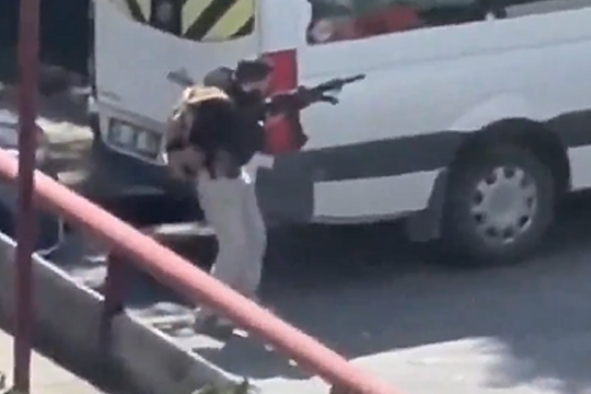 Khoảnh khắc cảnh sát đấu súng kẻ khủng bố ở Istanbul