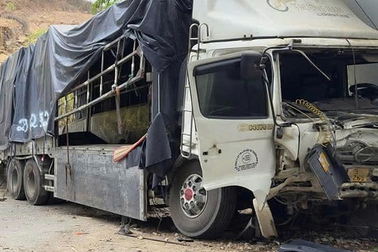 Xe tải lao từ núi cao vào nhà ăn công nhân, 3 người chết