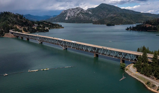 Bé trai 5 tuổi nhảy xuống hồ bơi khi cha mẹ chưa kịp phản ứng, bi kịch xảy ra sau đó