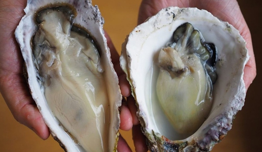 Ăn hải sản kiểu "lạ đời", người đàn ông suýt chết vì điều này