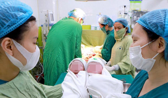 Sản phụ 56 tuổi mang song thai “vượt cạn”, hai bé chào đời cách nhau một phút