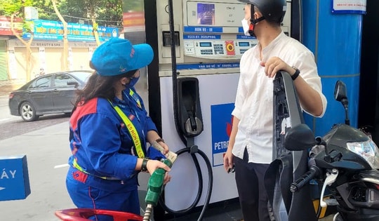 Giá xăng dầu giảm mạnh, dầu diesel giảm gần 2.000 đồng/lít