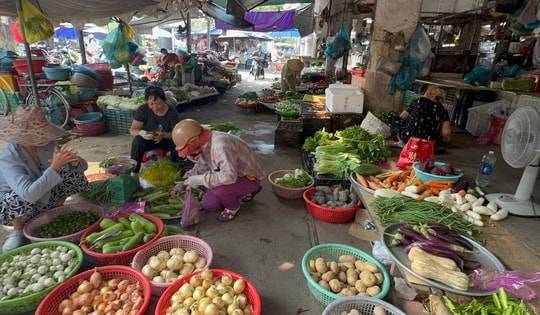 Cùng một loại rau, giá chợ lẻ cao gấp 2-3 lần chợ đầu mối