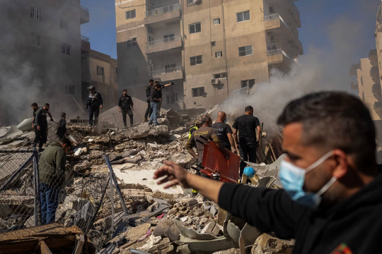 Lebanon tan hoang sau đòn không kích của Israel khiến gần 200 người chết