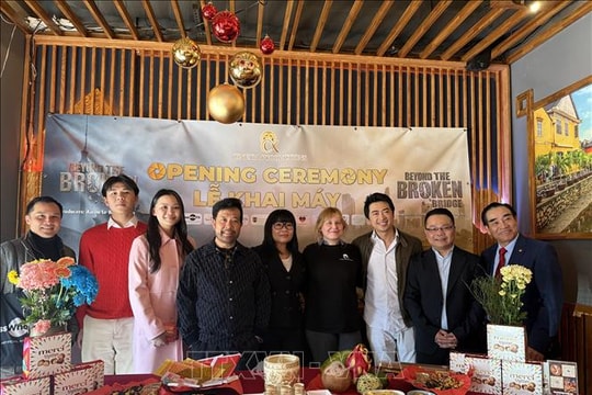 'Phía sau cây cầu gãy': Hành trình tìm lại cội nguồn của người Việt xa xứ