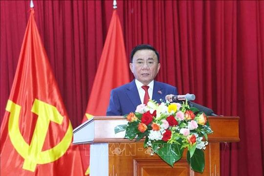 Thường trực Ban Bí thư Trần Cẩm Tú gặp gỡ cộng đồng người Việt tại Lào