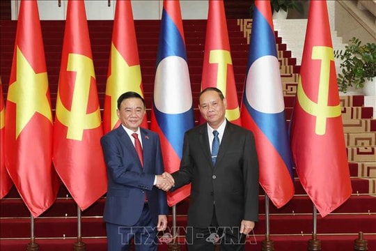 Thường trực Ban Bí thư Trần Cẩm Tú hội đàm với Thường trực Ban Bí thư Trung ương Đảng NDCM Lào