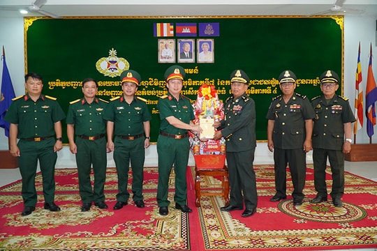 Bộ Tư lệnh TP Hồ Chí Minh chúc Tết Chol Chnam Thmay tại tỉnh Kampong Thom (Campuchia)