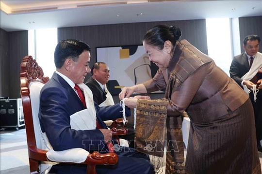 Thường trực Ban Bí thư Trần Cẩm Tú dự Lễ buộc chỉ cổ tay truyền thống của Lào