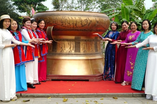 Du khách thích thú chiêm ngắm trống đồng khổng lồ ở lễ hội đền Bà Triệu