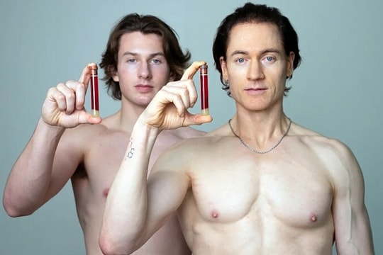 'Triệu phú trường thọ' dỡ bỏ thảm cỏ nhân tạo vì sợ hóa chất vĩnh cửu