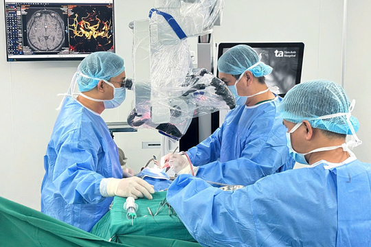 Kẹp túi phình mạch não cứu người đột quỵ