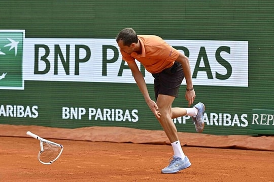 Medvedev đập vợt 7 lần liên tiếp khi thua 0-6, 0-6