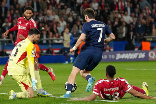 Carragher: 'Liverpool đá như đội hạng dưới với 5 hậu vệ'