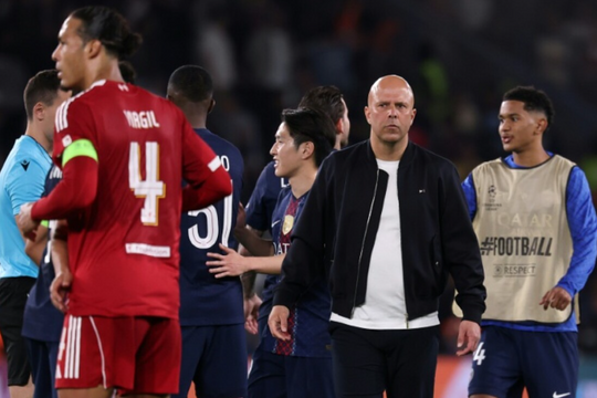 Slot: 'Liverpool may mắn khi chỉ thua PSG 0-2'