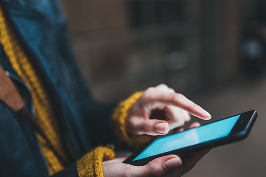 Nhiều người 'nhìn trộm' màn hình smartphone người khác nơi công cộng