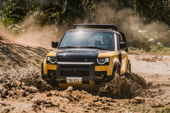 Land Rover Defender Trophy - chọn hướng lạ mà đi