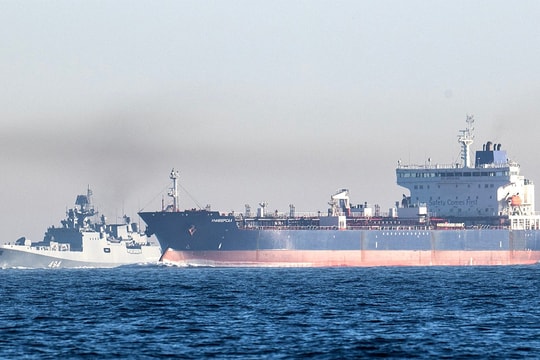 Chiến hạm Nga hộ tống tàu dầu qua eo biển Manche