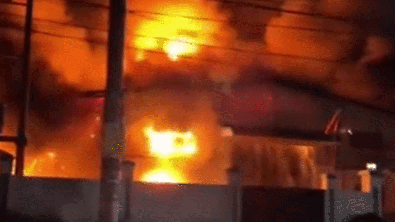 Cháy lớn thiêu rụi công ty sơn ở TP HCM