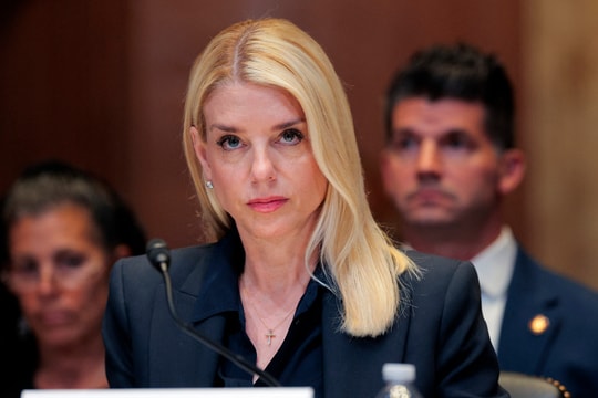 Cựu bộ trưởng tư pháp Mỹ không dự điều trần về hồ sơ Epstein