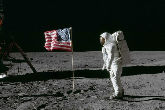 Vì sao cờ Mỹ trên Mặt Trăng 'bay' dù thiếu gió?
