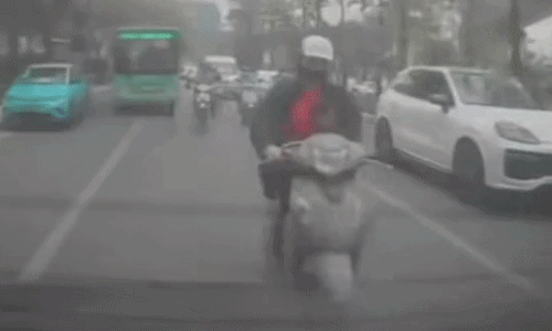 Hai xe máy tự gặp nạn trong cùng một khung hình