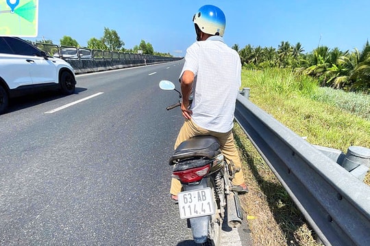 Nhiều xe máy chạy vào cao tốc từ TP HCM đến Cần Thơ