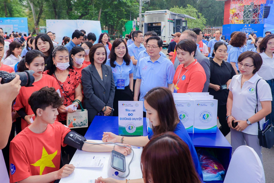 Long Châu, Bayer, Omron đẩy mạnh tầm soát đột quỵ và tim mạch toàn quốc