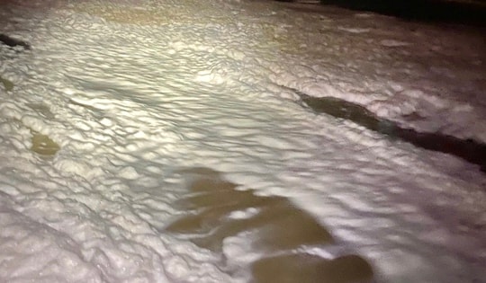 Gấp rút tìm nguyên nhân nước biển Vũng Tàu lại đổi màu, bọt trắng bất thường