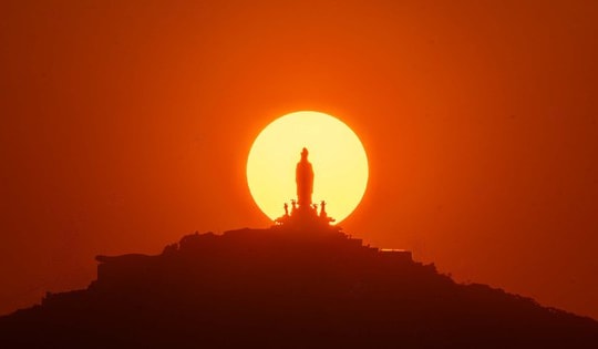 Khoảnh khắc hiếm có: Mặt trời "ôm trọn" tượng Phật Bà trên núi Bà Đen