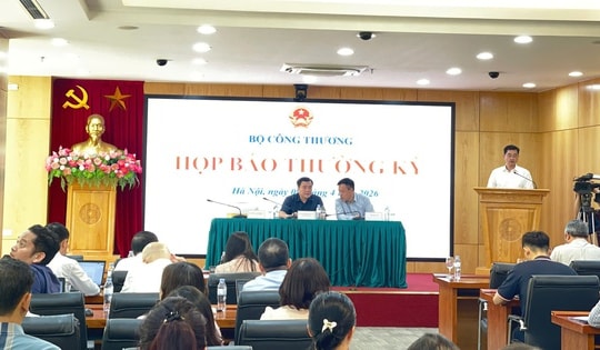 Bộ Công Thương nêu lý do vì sao điều hành giá xăng dầu vào nửa đêm?