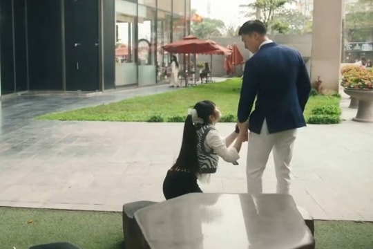 Cảnh quỳ lạy Mạnh Trường gây tranh luận