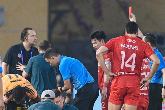 Đối thủ can không nổi, HLV Popov nổi giận lao vào trọng tài, lập tức bị thẻ đỏ