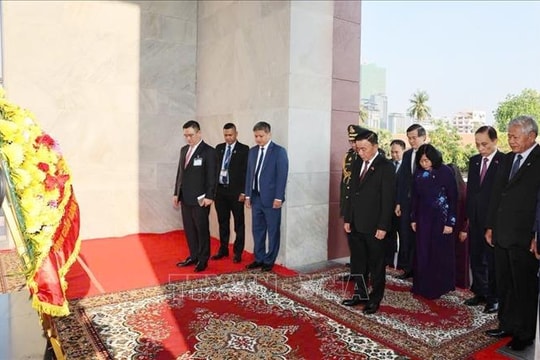 Thường trực Ban Bí thư đặt hoa tại Đài Độc lập ở Phnom Penh