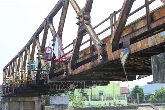 Tiềm ẩn nguy cơ mất an toàn tại cầu sắt qua kênh Quần Liêu, Ninh Bình