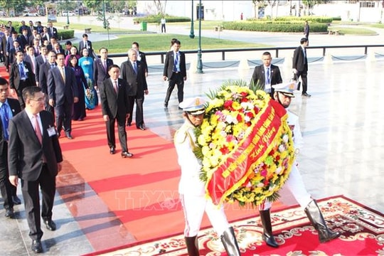 Thường trực Ban Bí thư dâng hoa tại Tượng đài Hữu nghị Campuchia - Việt Nam ở Phnom Penh
