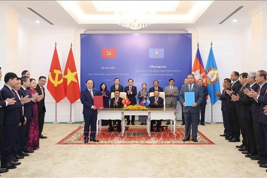 Thường trực Ban Bí thư Trần Cẩm Tú chứng kiến Lễ trao các văn kiện hợp tác Việt Nam - Campuchia