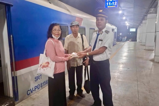 Tiếp viên đường sắt trả lại gần 30 triệu đồng cho hành khách bỏ quên