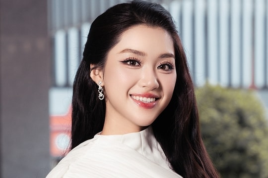 Váy áo đơn sắc của Hoa hậu Phương Oanh