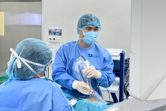 Vít niềng răng 'đi lạc' vào xoang hàm