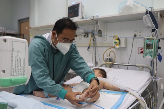 Sốt cao, ban mờ nhạt - 'bẫy' chết người của bệnh tay chân miệng chủng EV71