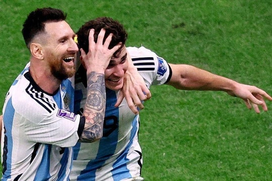 Alvarez học Messi trong siêu phẩm đá phạt hạ Barca