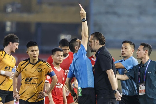 HLV Popov sửng cồ với trọng tài