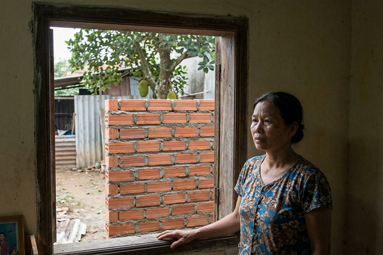 Hàng xóm cũ cho trổ cửa sổ, hàng xóm mới bắt bịt, tôi phải làm sao?