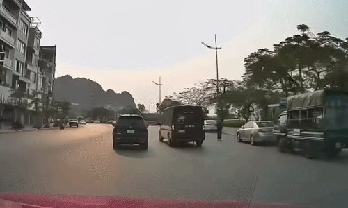 Quay đầu sau góc khuất, ôtô đâm văng xe khác